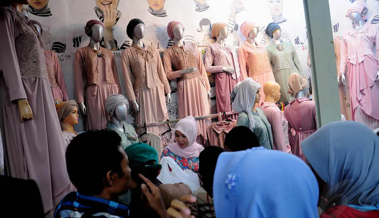 Beberapa model busana muslim dipajang di salah satu kios Pasar Tanah Abang, Jakarta, Kamis (26/6/14). (Liputan6.com/Faizal Fanani)