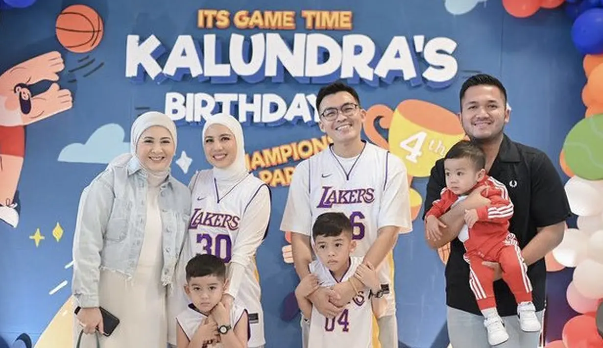 Kesha Ratuliu juga hadir mengenakan dress putih panjang dipadukan jaket crop top denimnya.  credit: Instagram (@tya_ariestya)