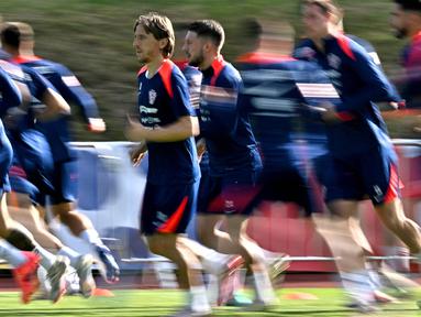 Pemain tengah timnas Kroasia, Luka Modric (tengah) saat sesi latihan persiapan jelang EURO 2024 di base camp tim di Neuruppin, pada 13 Juni 2024. (GABRIEL BOUYS/AFP)