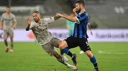 Pemain Shakhtar Donetsk, Marlos bersaing dengan gelandang Inter Milan, Roberto Gagliardini pada pertandingan semifinal Liga Europa di Dusseldorf Arena, Senin (17/8/2020). Bungkam Shakhtar Donetsk 5-0, Inter Milan tantang Sevilla di final Liga Europa musim 2019/20. (Lars Baron/Pool Photo via AP)
