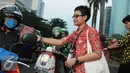 Petugas KPK memberikan takjil gratis kepada pengendara yang melintasi jalan HR Rasuna Said, Jakarta, Rabu (29/6). (Liputan6.com/Helmi Afandi)