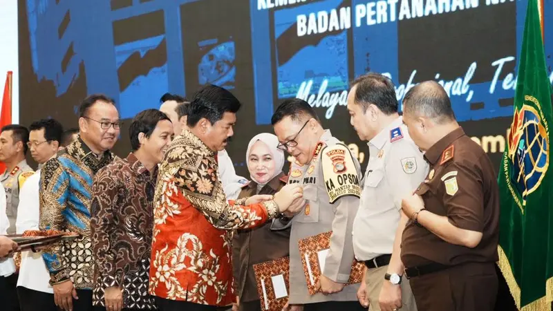 Mentri ATR/BPN saat menyematkan Pin Emas ke  Kapolda Lampung Irjen Pol Helmy Santika