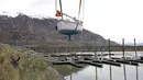 Pekerja menarik perahu layar untuk dipindahkan ke Great Salt Lake, Utah (6/4). Setelah badai musim dingin menaikan tingkat air danau perahu layar ini akan beroperasi kembali. (AP Photo / Rick Bowmer)