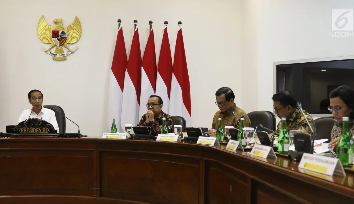 Presiden Joko Widodo (kiri) memimpin rapat terbatas percepatan peta jalan penerapan industri 4.0 di Kantor Presiden, Jakarta, Selasa (3/9/2019). Jokowi meminta kementerian dan lembaga terkait mendesain ulang zona-zona industri sampai perbaikan alur aliran materialnya. (Liputan6.com/AnggaYuniar)