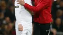 Seorang suporter menghampiri striker Inggris, Wayne Rooney selama pertandingan melawan Amerika Serikat (AS) di Stadion Wembley, Inggris (16/11). Rooney juga diberikan ban kapten dalam laga tersebut. (AFP Photo/Ian Kington)