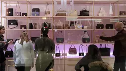 Pengunjung berada di toko merek Ivanka Trump yang baru di lobi Trump Tower di New York City, AS (15/12). Perusahaan fashion Ivanka Trump membuka toko ritel baru di lobi Trump Tower pada hari Kamis lalu. (AFP Photo/Drew Angerer)