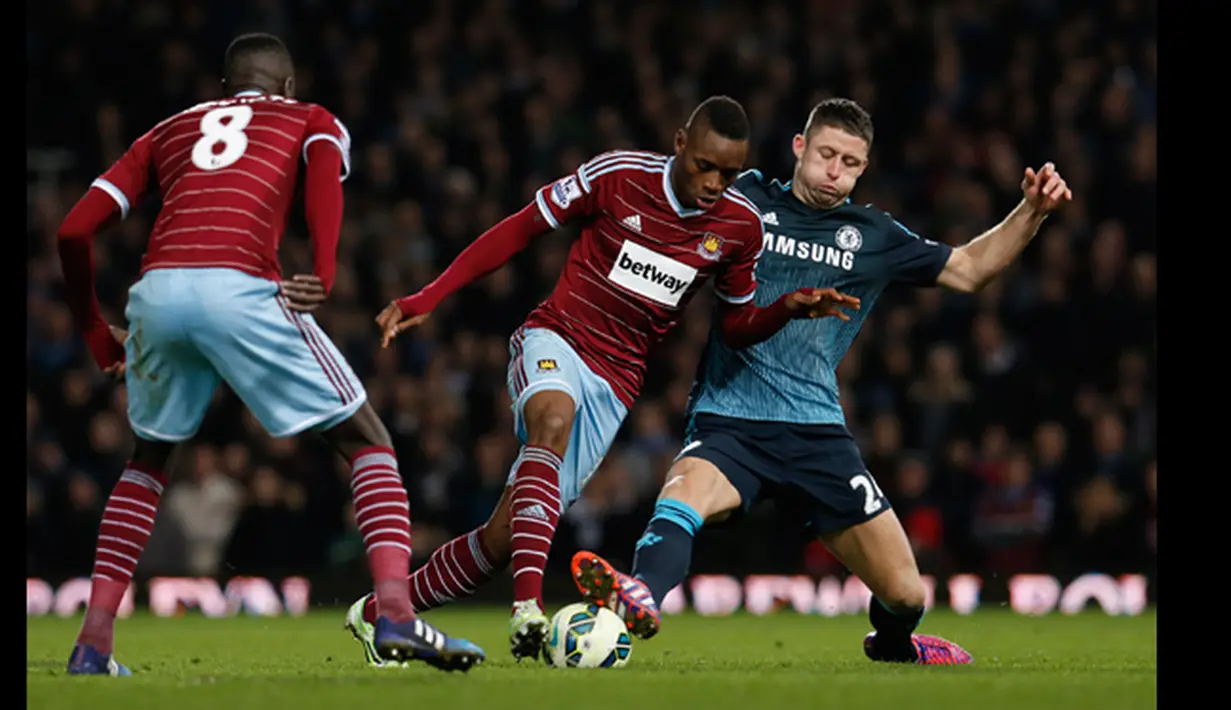 Penyerang West ham, Diafra Sakho (kanan)  berusaha melewati bek Chelsea Gary Cahill saat Laga Liga Premier Inggris di Stadion Boleyn Ground, Inggris, Rabu (4/3/2015). Chelsea menang 1-0 atas West ham. (Reuters/Suzanne Plunkett)