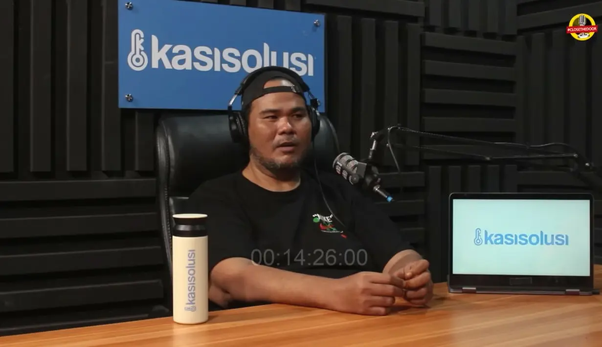 Fahmi menerima pekerjaan sebagai driver Aziz Gagap. Meski sudah jadi artis populer, ia mengaku tak malu. [Youtube/kasisolusi]