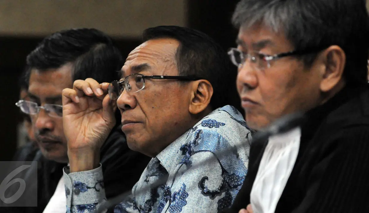 Mantan Menteri ESDM, Jero Wacik memperhatikan keterangan saksi di Pengadilan Tipikor, Jakarta, Senin (16/11/2015). Sidang lanjutan tersebut memeriksa 5 saksi dari Kementerian ESDM dan Pemred Indopos yang berhalangan hadir. (Liputan6.com/Helmi Afandi)