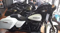 Sederet motor Harley Davidson yang dipajang di showroom Anak Elang Kelapa Gading