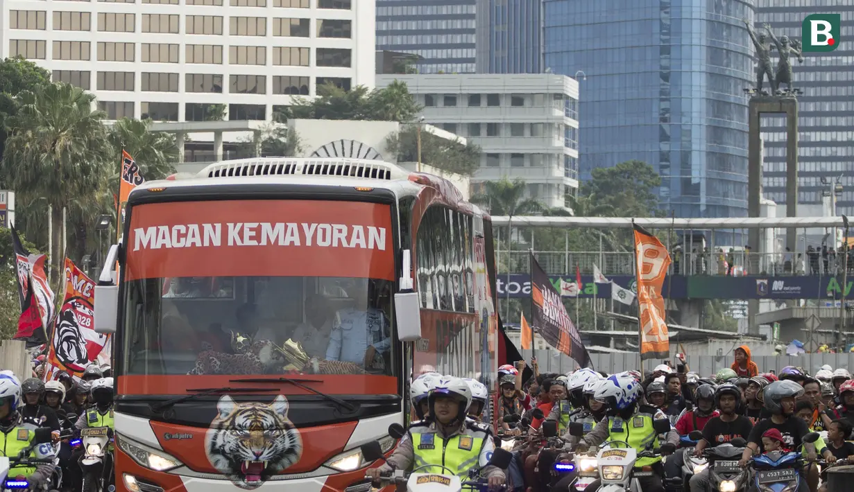 Suporter Persija Jakarta, The Jakmania, konvoi merayakan gelar Piala Presiden dengan melintasi Senayan hingga Monas, Jakarta, Minggu (18/2/2018). Persija meraih juara setelah mengalahkan Bali United. (Bola.com/Asprilla Dwi Adha)