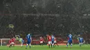 Kucuran hujan turun di tengan laga pekan ke-23 Premier League 2017-2018 antara Manchester United melawan Stoke City di Old Trafford, Senin (15/1). Bermain di kandang sendiri, Manchester United menuntaskan permainan dengan skor 3-0. (Oli SCARFF/AFP)