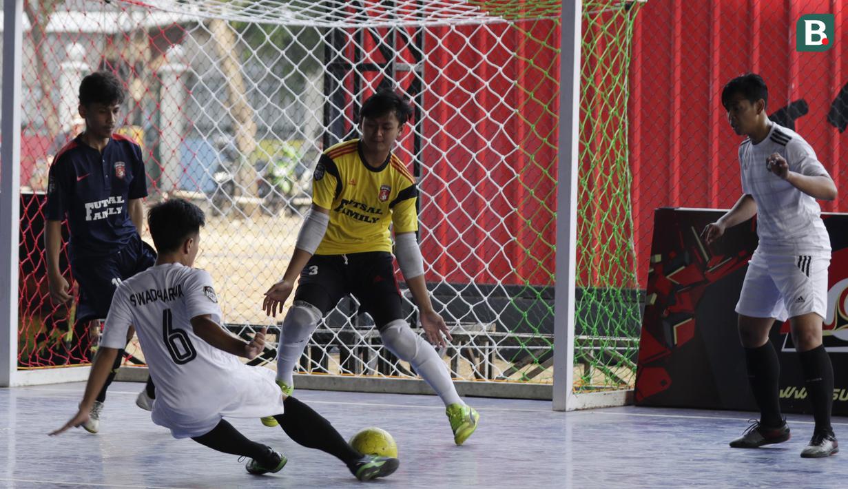 Pemain Swadharma FC melepaskan tendangan ke gawang Alaska FF pada Super Soccer Futsal Battle di Lapangan Blok S, Jakarta, Sabtu (15/9/2018). Sebanyak 32 tim yang berlaga merupakan tim yang lolos dari babak eliminasi. (Bola.com/M Iqbal Ichsan)