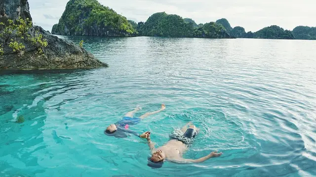 7 Momen Liburan Indah Permatasari dan Arie Kriting di Raja Ampat