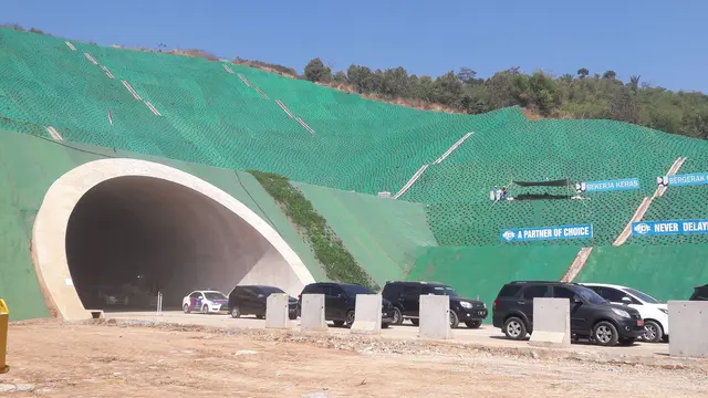 Tol Cisumdawu memiliki terowongan terpanjang di Indonesia.