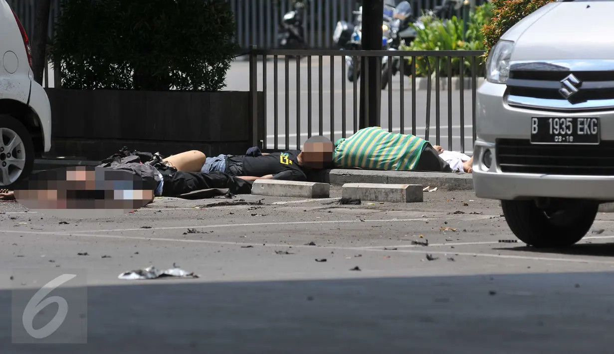 Sejumlah korban tergeletak pasca ledakan yang melanda Pos Pol Sarinah Plaza, Jakarta, Kamis (14/1). Polisi terlibat baku tembak dengan pelaku ledakan yang bersembunyi masuk ke dalam sebuah kafe. (Liputan6.com/Gempur M Surya)