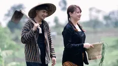 Aktor drama kolosal, Reiner Manopo akan segera melepas masa lajangnya. Mendekati hari pernikahan, pria 36 tahun itu menjalani sesi prewedding dengan konsep unik dan menggemaskan. Lokasi pertama untuk prewedding mereka adalah sawah, di mana mereka mengenakan busana petani dan gadis desa. (Liputan6.com/IG/@reinermanopo)