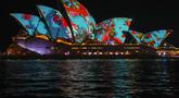 Layar Sydney Opera House diterangi sebagai bagian dari festival Vivid di Sydney, Australia, Senin, 29 Mei 2023. (AP Photo/Mark Baker)