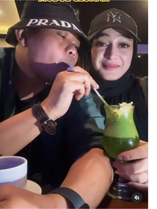 6 Potret Romantis Sule kepada Santyka Fauziah, Kirim Buket Bunga Besar ke Kantornya