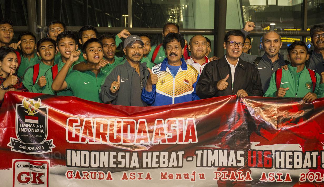 Pelatih dan pemain Timnas Indonesia U-16 foto bersama saat tiba di Bandara Soetta, Tangerang, Sabtu (23/9/2017). Timnas U-16 berhasil meraih hasil sempurna pada kualifikasi Piala Asia U-16 di Thailand. (Bola.com/Vitalis Yogi Trisna)