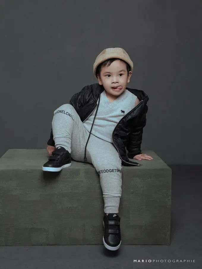 Bak Ibu-Anak, 6 Potret Gaya Kompak Fuji dan Gala Sky Jalani Sesi Pemotretan