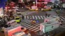 <p>Seseorang, yang diyakini menderita serangan jantung, diangkut dengan tandu di distrik kehidupan malam populer Itaewon di Seoul, Korea Selatan, Minggu (30/10/2022). Lebih dari 140 ambulans dikerahkan ke tempat kejadian untuk membantu mengevakuasi para korban tragedi Halloween Itaewon. (Photo by JUNG YEON-JE / AFP)</p>