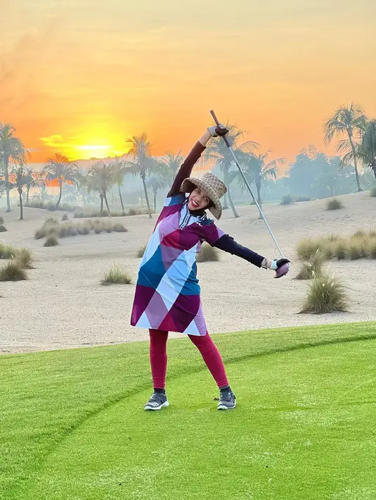 Sementara netizen lainnya berpendapat gaya fashion ibu Atta Halilintar ini seperti fashion disaster. @genifaruk.