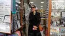 Artis asal India, Sonam Kapoor saat berbelanja selama kunjungannya di Kota Tua Yerusalem 30 Mei 2016. Wanita yang tampil Cannes Film Festival 2016 ini merupakan salah satu selebriti paling fashionable di India. (REUTERS / Ammar Awad)