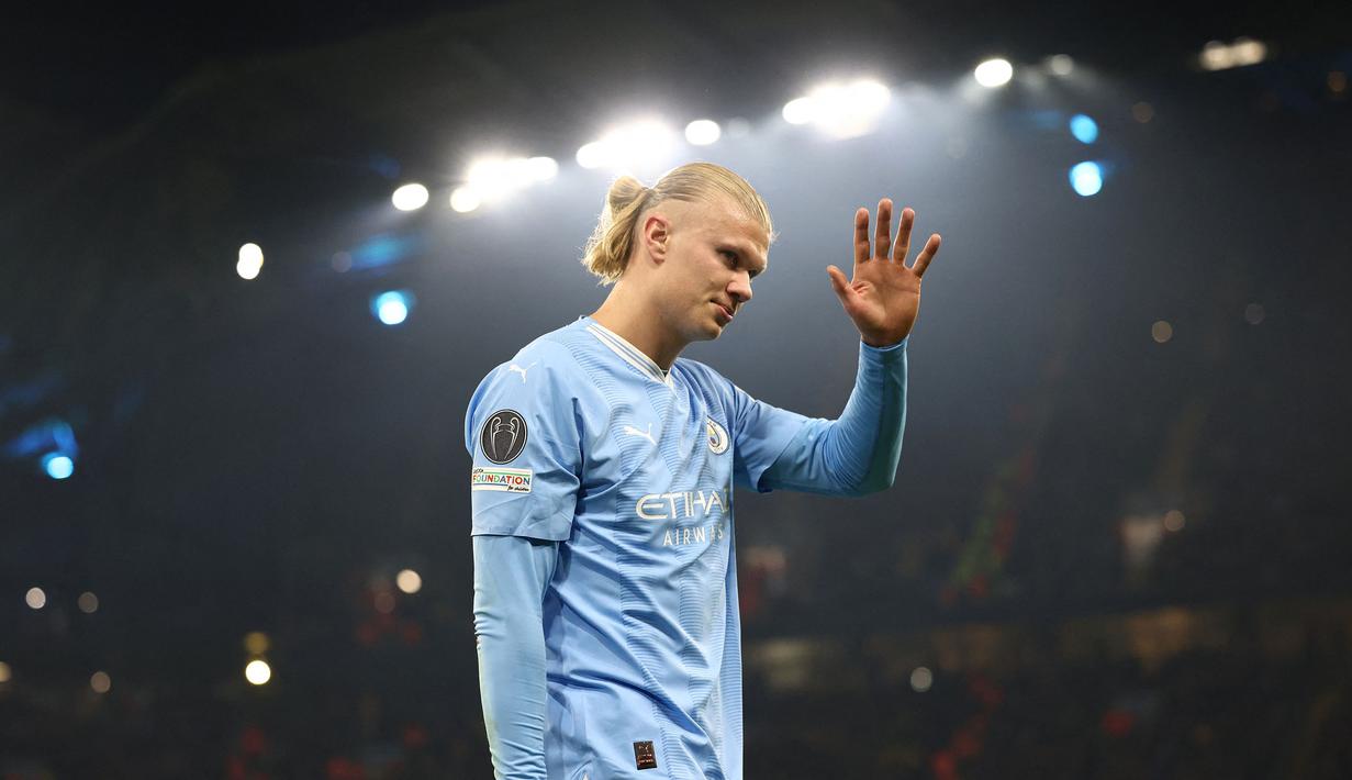 Pemain Manchester City, Erling Haaland berjalan meninggalkan lapangan saat ditarik keluar oleh pelatih Pep Guardiola pada laga lanjutan Grup G Liga Champions 2023/2024 melawan Young Boys di Etihad Stadium, Manchester Inggris, Rabu (08/11/2023) WIB. (AFP/Oli Scarff)