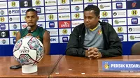 Pelatih Divaldo Alves didampingi Renan Silva saat jumpa pers sebelum laga Persik melawan Barito Putera. (Bola.com/Gatot Susetyo)
