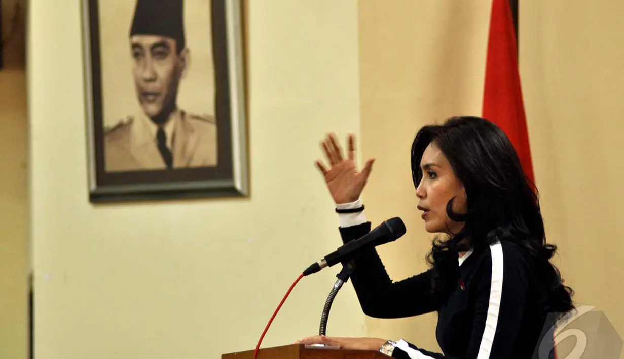 Politisi PDIP itu mengatakan kepengurusannya di organisasi tersebut tidak bersifat politis. Artinya, masuknya Rieke dalam komite tersebut tidak ada hubungannya dengan kabinet baru Jokowi, Jakarta (9/9/2014) (Liputan6.com/Miftahul Hayat)