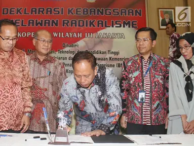 Menteri Ristek Dikti, Muhammad Nasir membubuhkan tanda tangan saat deklarasi kebangsaan melawan radikalisme di UKI, Jakarta, Selasa (19/9). (Liputan6.com/Angga Yuniar)