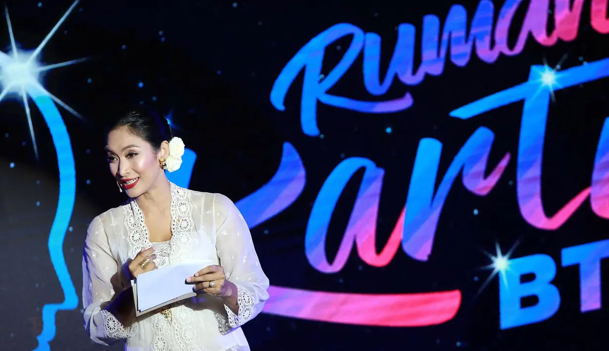 Puluhan judul sinetron dan film telah dibintangi oleh Happy Salma. Sejak menikah, ibu satu anak itu lebih banyak bermain di atas panggung teater dan menghabiskan waktunya di Bali bersama keluarga kecilnya. (Deki Prayoga/Bintang.com)