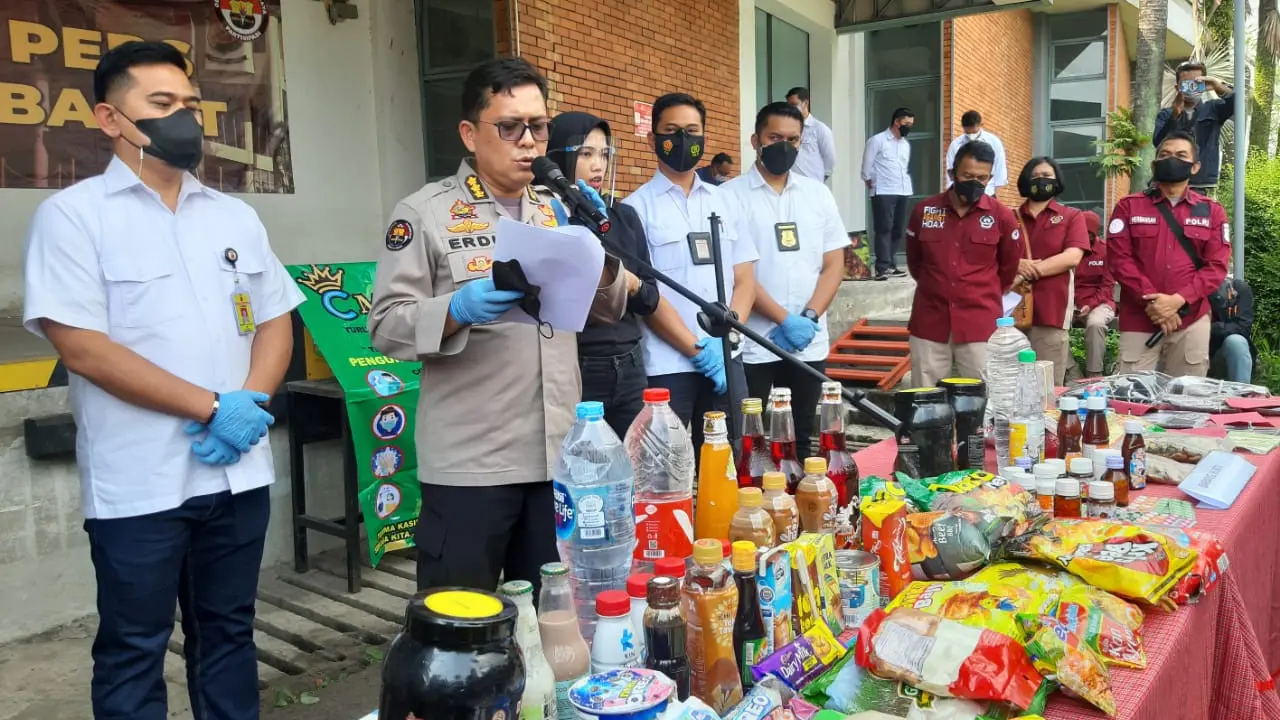 Polda Jabar menyita ratusan ribu barang sisa banjir Bekasi yang diperjualbelikan di Bandung. (Foto: Liputan6.com/Dikdik Ripaldi)