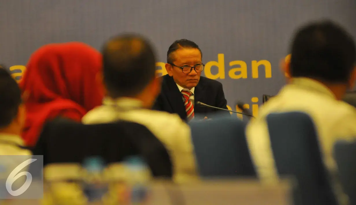 Dirjen Pajak Ken Dwijugiasteadi saat Rapimnas di Gedung Ditjen Pajak, Jakarta, Senin (7/11). Rapat tersebut membahas evalusi dana penerimaan pajak, dan berbagai langkah kebijakan, serta strategi untuk ke depannya. (Liputan6.com/Angga Yuniar)