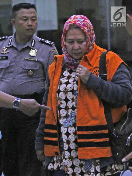 Panitera Pengganti PN Tangerang, Tuti Atika usai diperiksa di gedung KPK, Jakarta, Selasa (13/3). Tuti Atika berstatus tersangka bersama Hakim PN Tangerang Wahyu Widya Nurfitri, dua pengacara Agus Wiratno dan HM Saifudin. (Liputan6.com/Herman Zakharia)