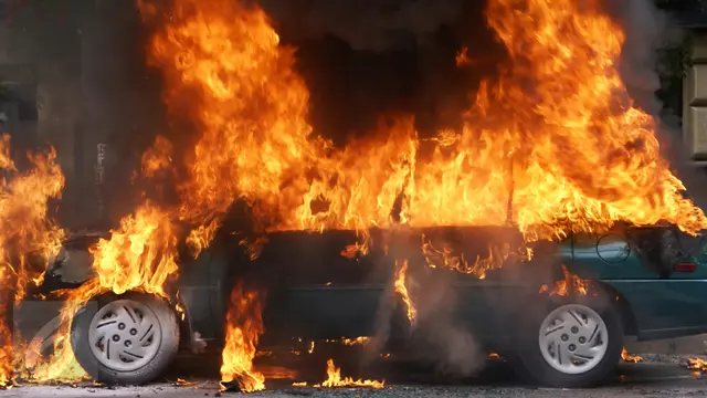 20160224-Ilustrasi Mobil Terbakar-iStockphoto