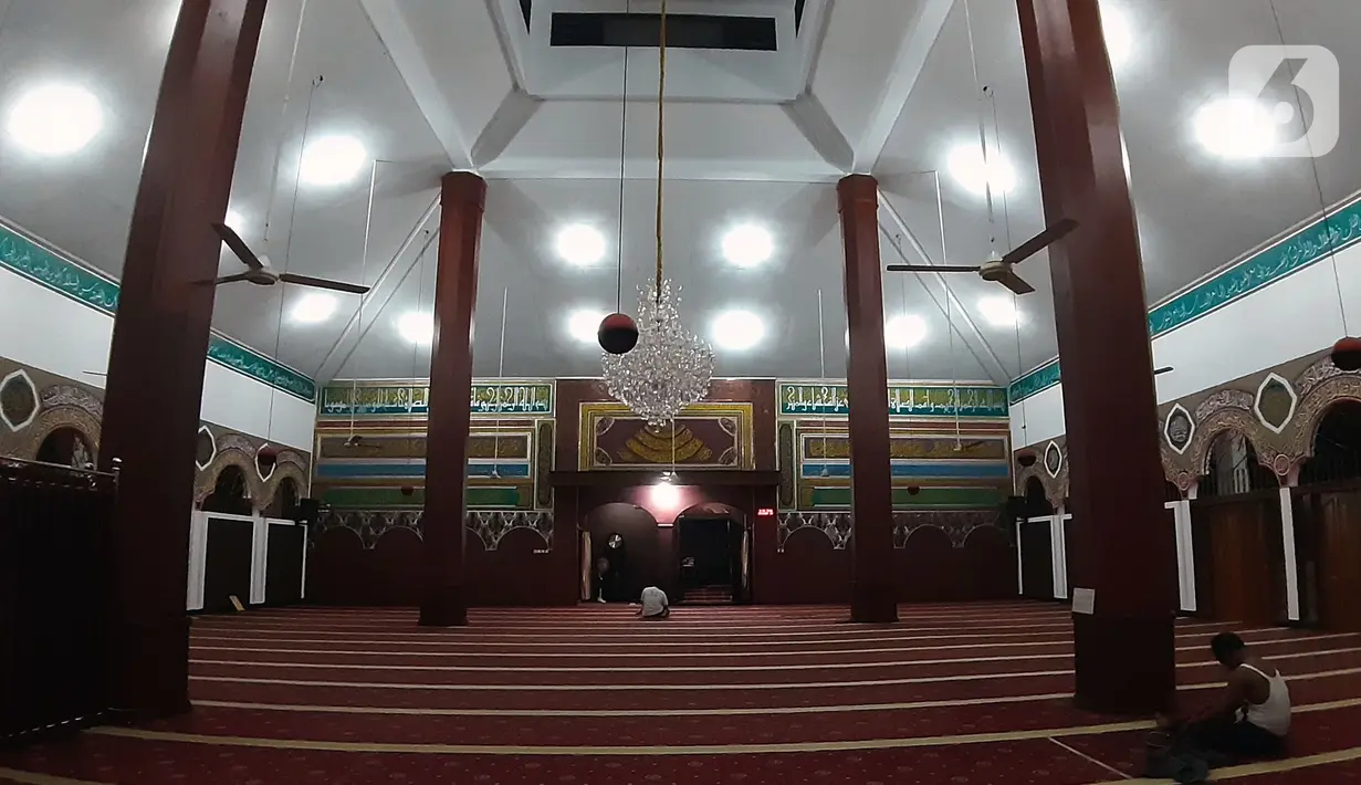 Suasana salah satu masjid di Jakarta, Jumat (24/4/2020). Sudah lebih dari satu bulan, Indonesia terserang pandemi Covid-19. Kondisi ini memaksa pemerintah mengeluarkan kebijakan untuk mencegah penyebaran virus Covid-19, yakni Pembatasan Sosial Berskala Besar (PSBB). (Liputan6.com/Helmi Fithriansyah)