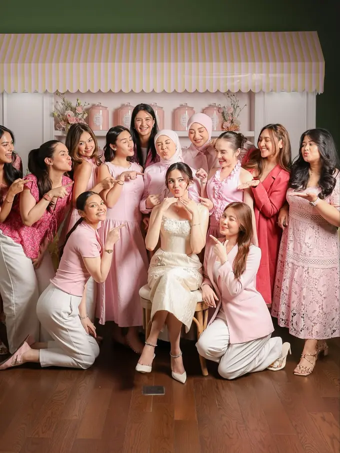 7 Potret Seleb Siap Jadi Bridesmaid Syifa Hadju, Mikha Tambayong hingga Steffi Zamora Kompak Serba Pink di Momen Bridal Proposal