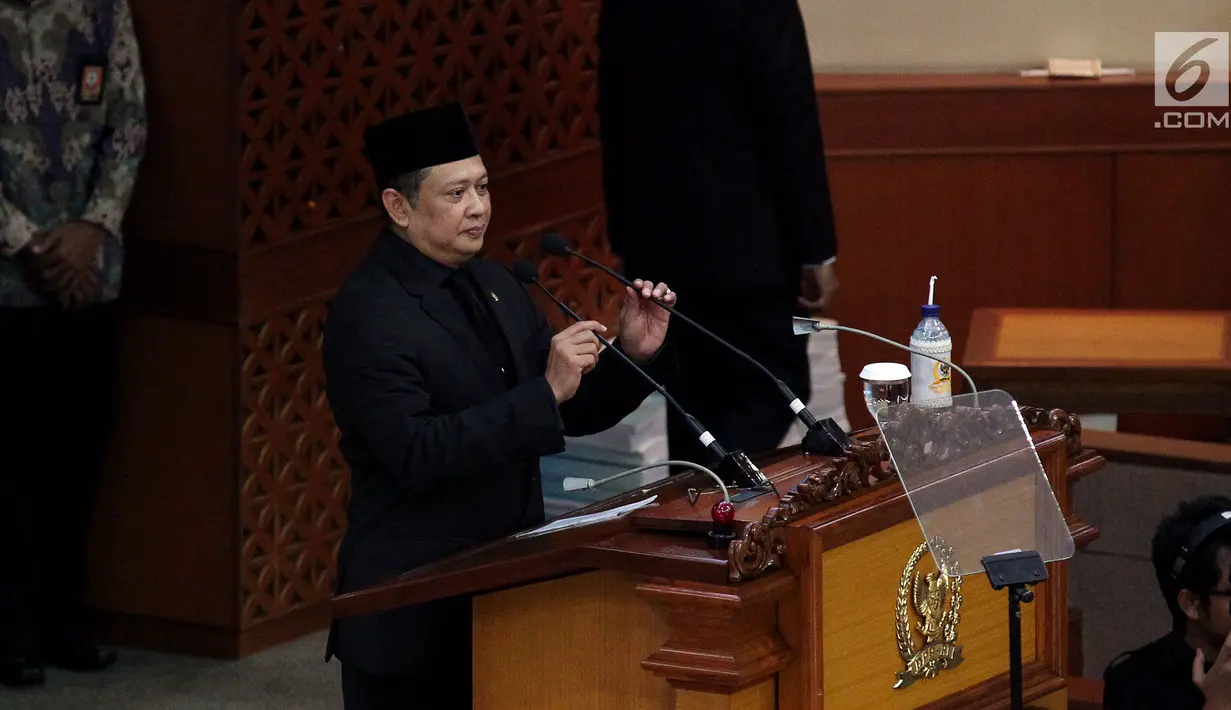 Ketua DPR Bambang Soesatyo berbicara dalam Sidang Paripurna di Senayan, Jakarta, Rabu (14/2). Bambang menyebut pelantikan pimpinan baru DPR asal PDIP akan dilaksanakan pada pembukaan masa sidang selanjutnya. (Liputan6.com/JohanTallo)