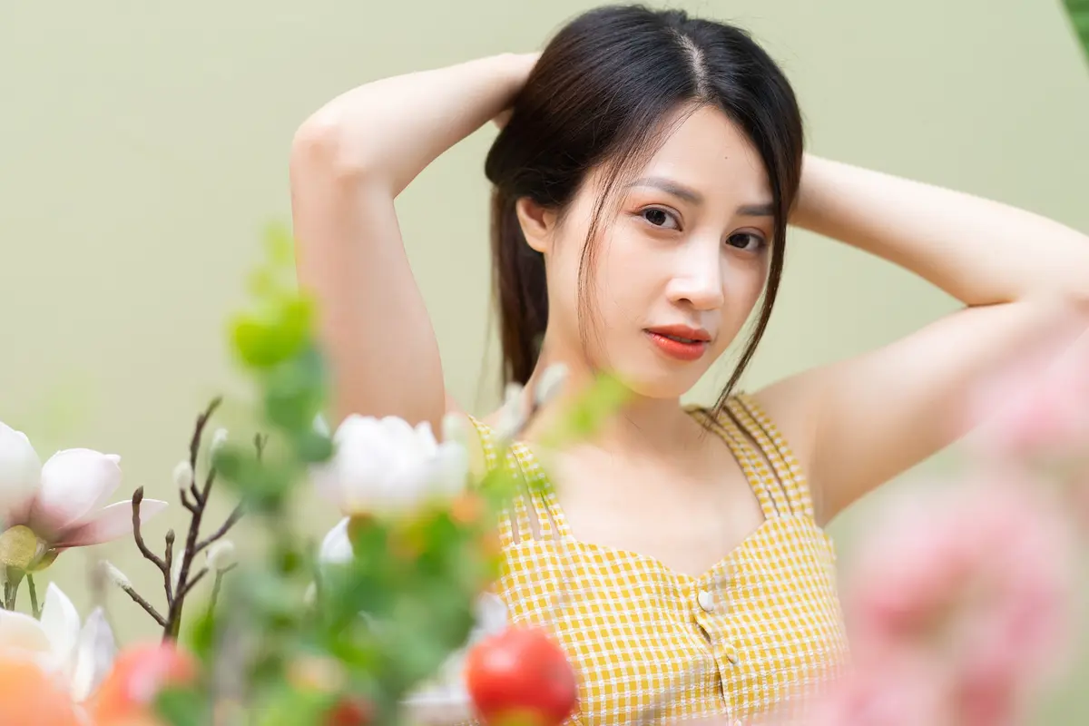 perempuan dan pakai baju kuning