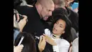 Kim Kardashian terlihat hampir jatuh ke tanah saat tiba-tiba diterjang seorang fans di Paris, (25/9/14). (Dailymail)
