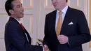 Presiden Joko Widodo(Jokowi) ketika berjabat tangan dengan Raja Belanda Willem-Alexander di Istana Noordeinde, Den Haag, Jumat (22/4). Pertemuan di Negeri Kincir Angin ini merupakan kunjungan resmi dengan misi ekonomi. (Foto: Laily Rachev/Setpres RI)