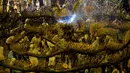 Penampilan tari Naga Api Tai Hang yang menghibur warga setempat dan pengunjung di Hong Kong (3/10). Naga Api ini memiliki panjang sekitar 70 meter dan dihiasi oleh ribuan kembang api, asap dan lampu-lampu hias.(AFP Photo/Anthony Wallace)