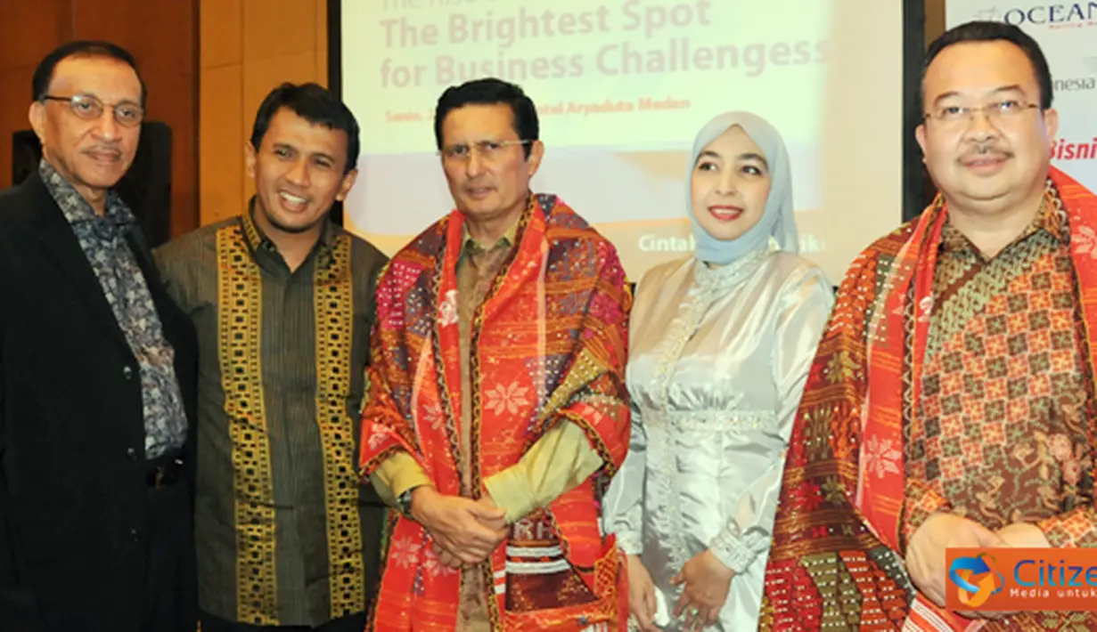 Citizen6, Medan: Foto bersama Fachri M,Gatot Puju Nugroho,Fadel M, Ibu Fachri M dan Rheinal Kasali. (Pengirim: Efrimal Bahri)