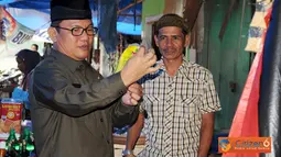 Penjabat Bupati Tulang Bawang Barat Hanan A Rozak meninjau harga dan ketersedian bahan sembako menjelang Hari Raya Idul Fitri, di Pasar Mulya Asri, Kecamatan Tulang Bawang Tengah, Rabu (24/08).