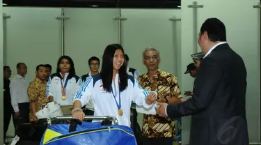 Usai berlaga di Asian Games 2014, tim bulutangkis Indonesia kembali ke tanah air dan tiba di Bandara Soekarno-Hatta pada Selasa, (30/9/2014). (Liputan6.com/Helmi Fithriansyah)