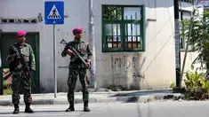 Dua prajurit Marinir TNI Angkatan Laut berjaga di perempatan lampu merah kota Palu pascagempa dan tsunami di Palu, Sulawesi Tengah, Jumat (5/10). TNI kembali mengirimkan pasukan untuk memulihkan Kota Palu. (Liputan6.com/Fery Pradolo)