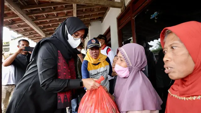 Bupati Banyuwangi Ipuk Fiestiandani  memberikan bantuan paket sembako kepada korban banjir di Kecamatan Pesanggaran (Istimewa)