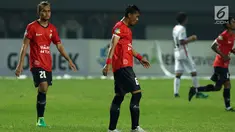 Pemain Persija, Maman Abdurrahman dan M Rezaldi Hehanusa meninggalkan lapangan usai melawan Bali United pada lanjutan Liga 1 Indonesia di Stadion Patriot Candrabhaga, Minggu (21/5). Laga kedua tim berakhir imbang 0-0. (Liputan6.com/Helmi Fithriansyah)